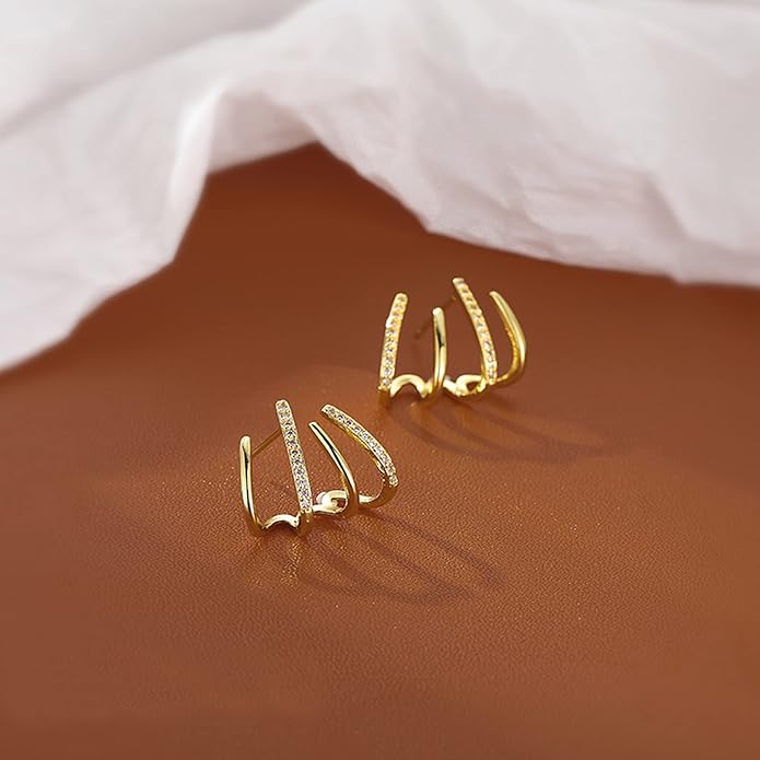 حلق بتصميم بيرسينج مخلب ذهبي بكريستالات – لمسة جريئة بإطلالة فاخرة