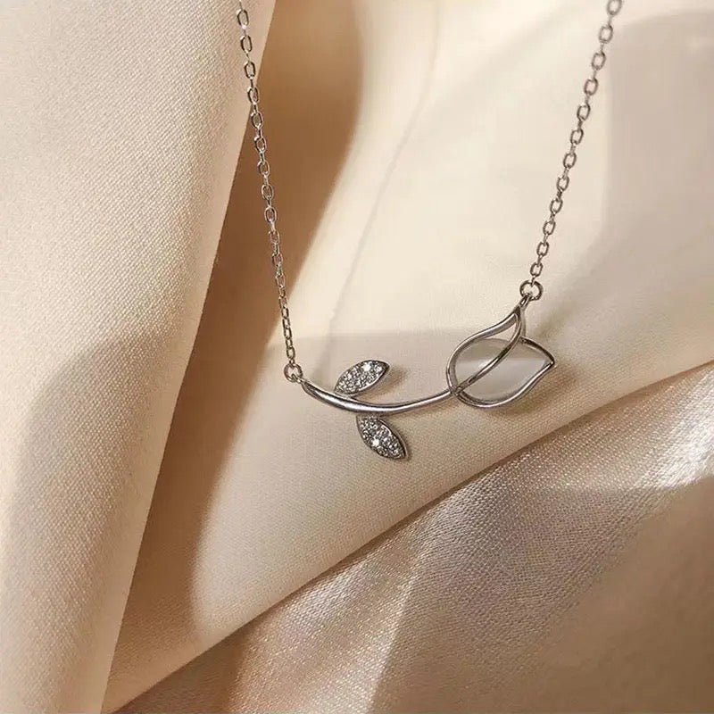 سلسلة زهرة التوليب مع فصوص زركون