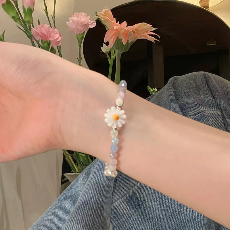 طقم سلسلة وانسيال خرز أزرق وأبيض مع وردة ديزي