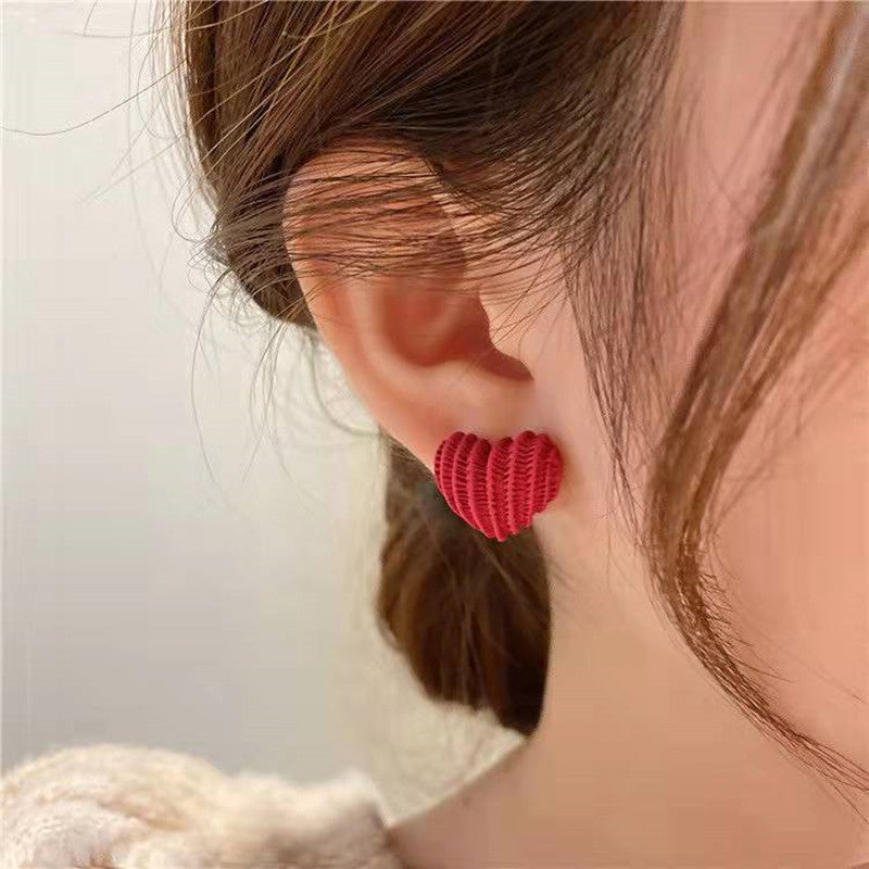 حلق قلب أحمر قطيفة مخملي – لمسة رومانسية ناعمة لكل يوم