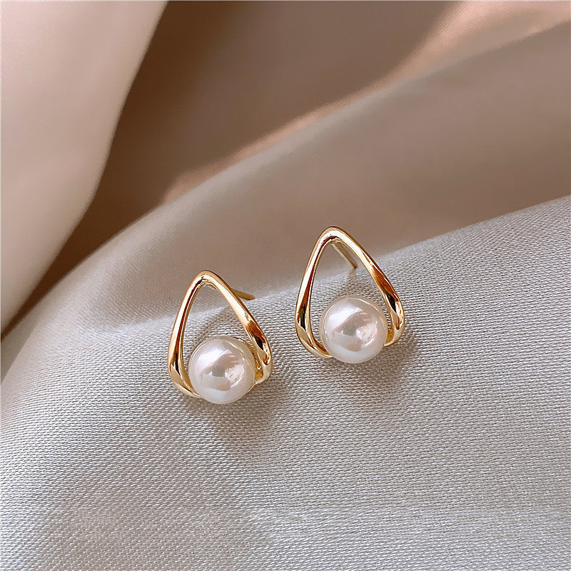 حلق ذهبي كلاسيكي لإطلالة راقية