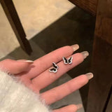 حلق فراشة مع فصوص زركون - أسود