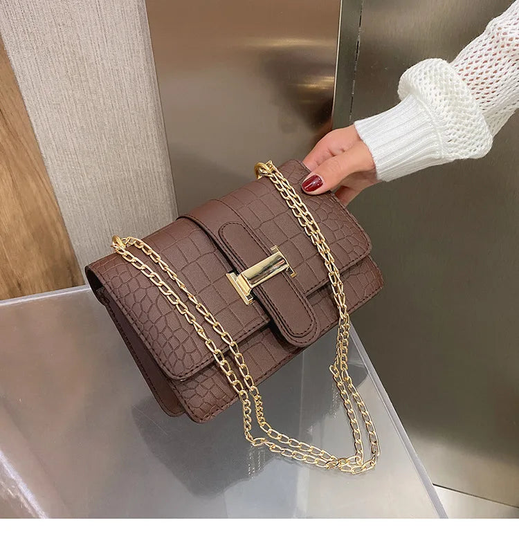 شنطة كروس بودي جلد بنقشة تمساح بسلسلة ذهبية – تصميم أنيق وعصري