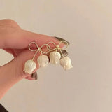 حلق كلاسيك بتصميم زهرة التوليب البيضاء